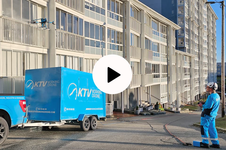 使用 KTV 作業無人機清潔外牆和窗戶